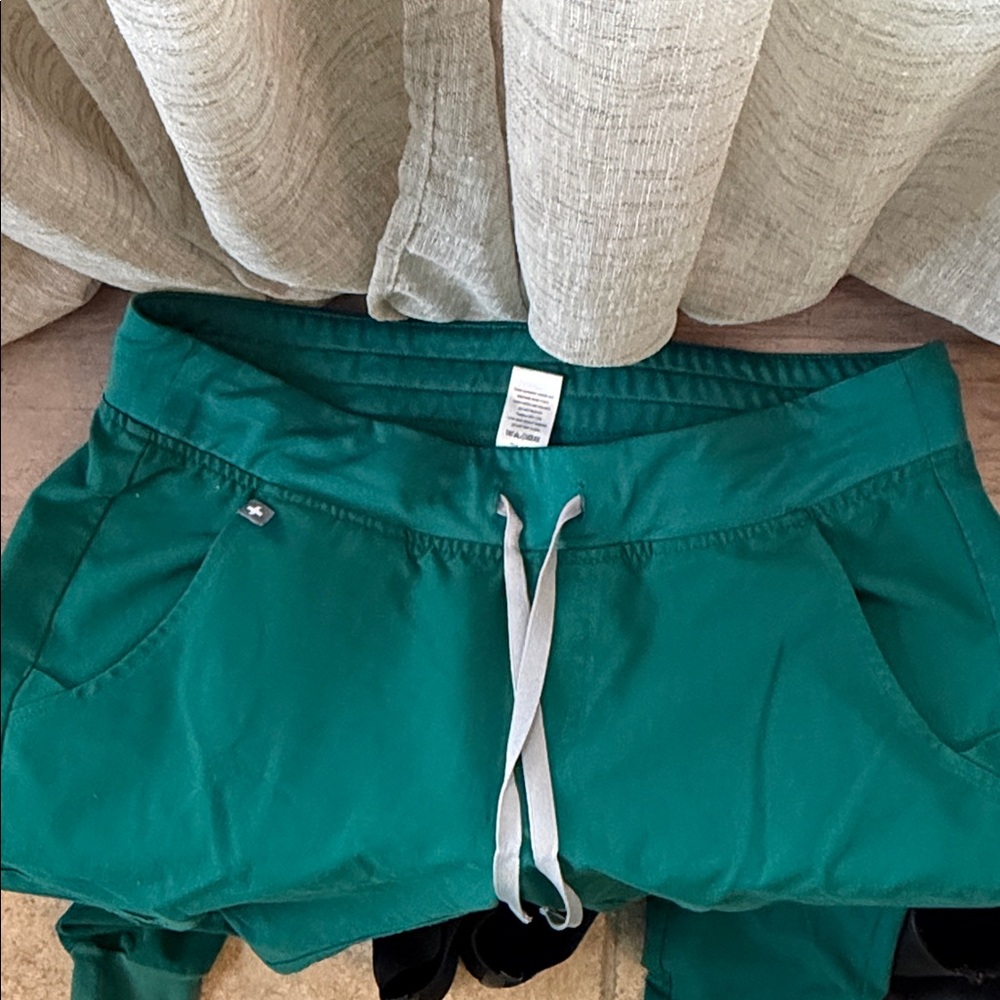 Women’s M Green Figs Joggers